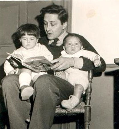 Jean Claude Libert fait la lecture &agrave; ses deux enfants, Blandine et Guillaume